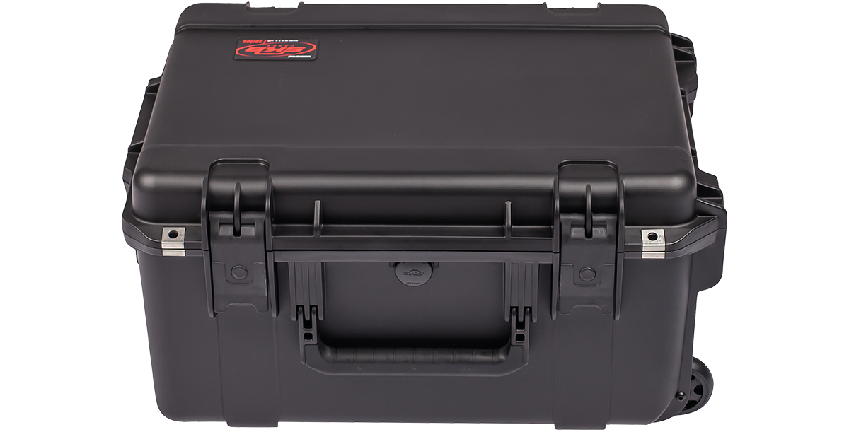 Front view of iSeries 2015-10 Case - Waterproof Case with secure latches and ergonomic handle for easy transport of vacuum accessories.