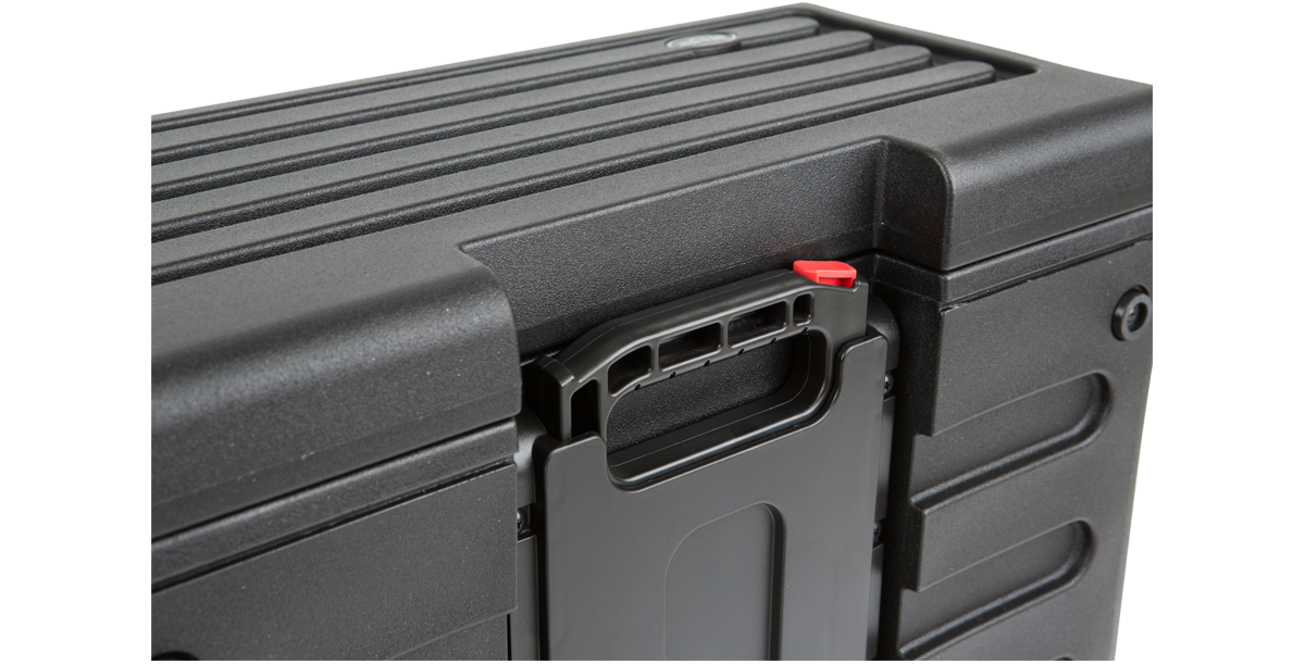 Retractable pull handle on SKB 4U rSeries Roto Rolling Rack, designed for easy rolling and portability during transport.