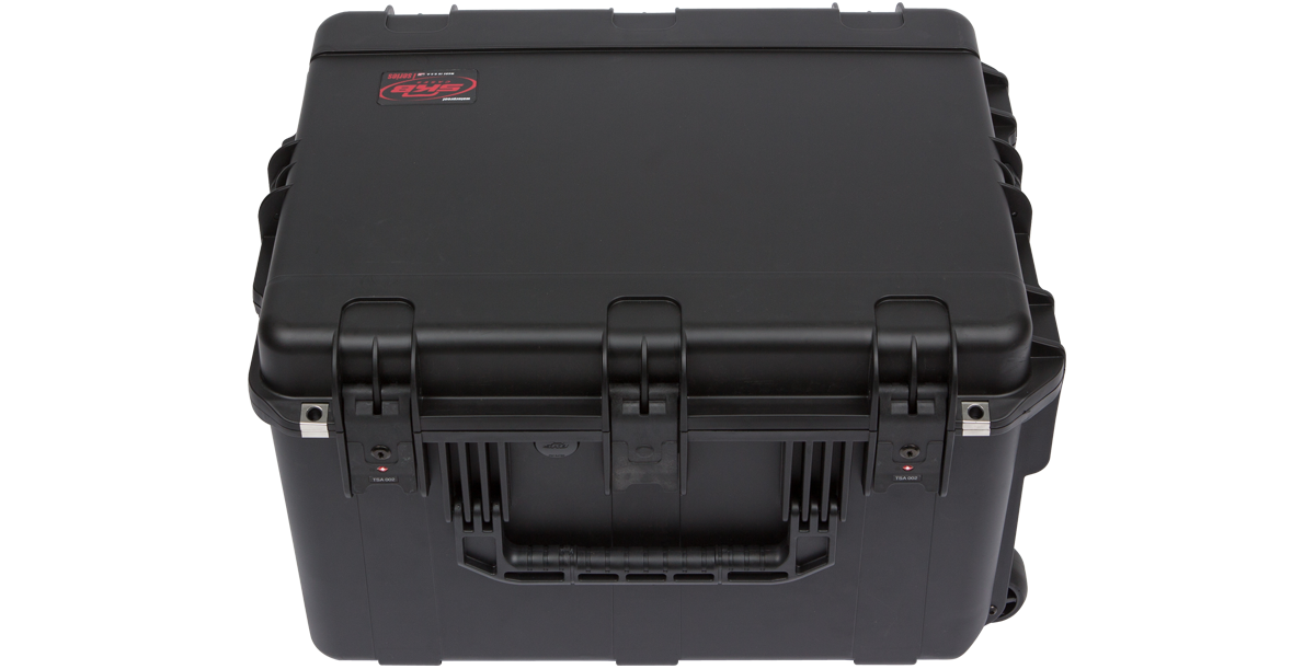 Closed 4U iSeries Guitar FX Fly Rack case with molded black exterior, TSA locks, and ergonomic handle for easy transport.