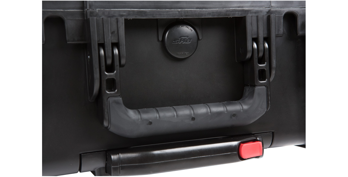 Close-up of 2U Studio Flyer Rack Case handle with ergonomic grip and TSA-friendly locking system for easy and secure travel.